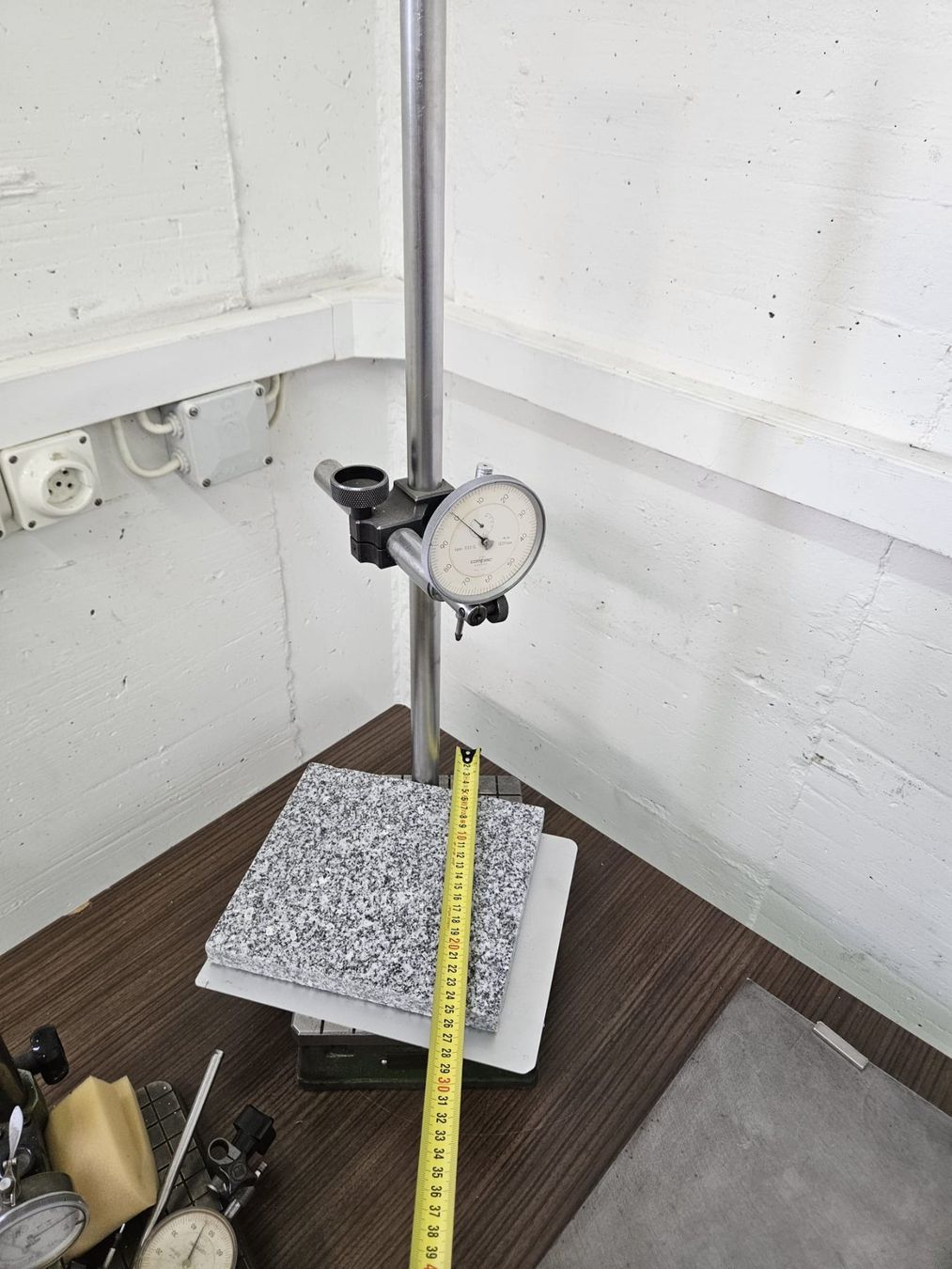 Tavoli: Stahltisch mit Holztablar und Messzubehör – Usato da Winterthur venduto da Moineau_Mechanics 3