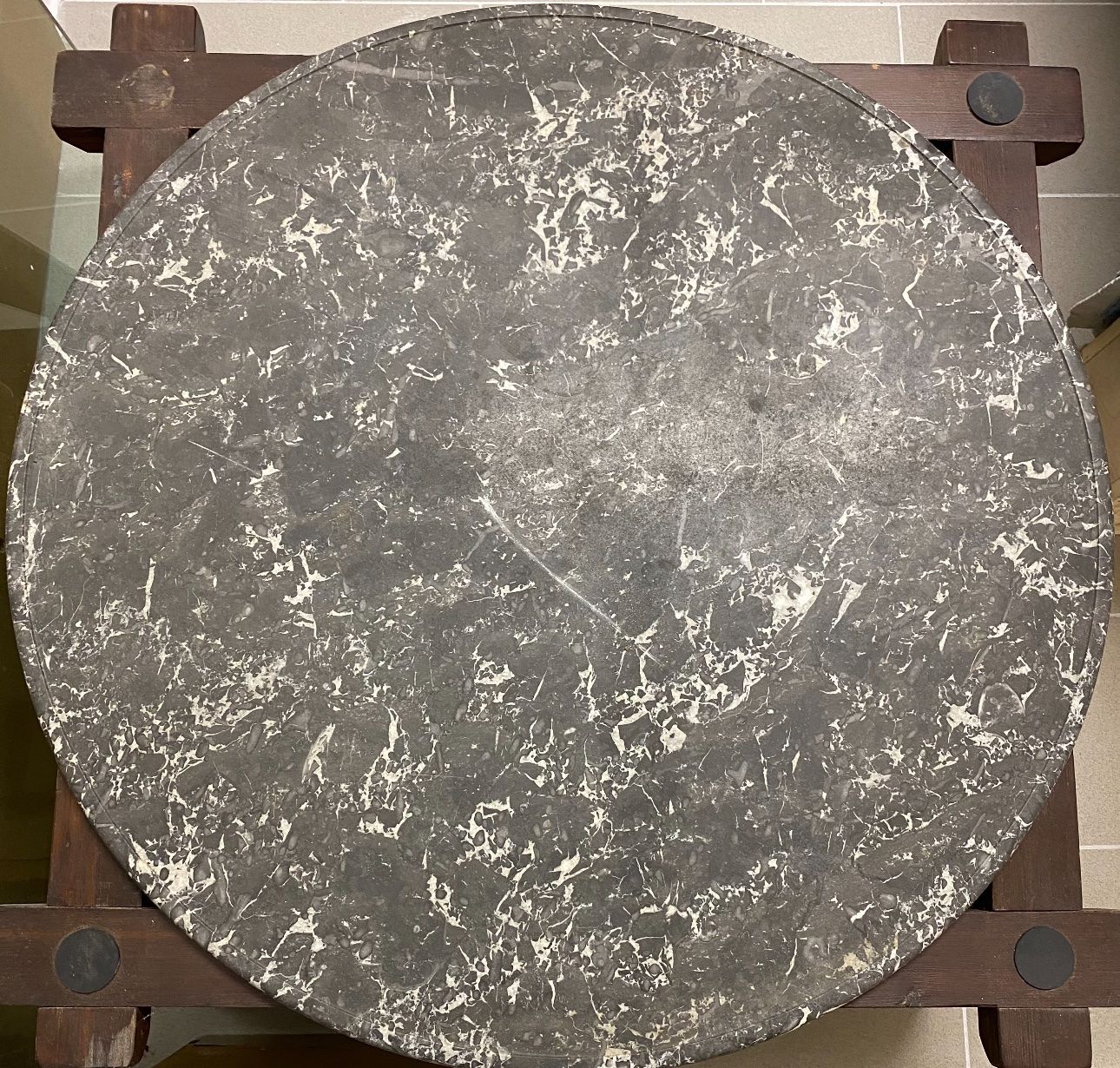 Tavoli: Table Ronde et Demi-coup en Marbre Noir Empire – Usato da Gsteig b. Gstaad venduto da Auctionly 1