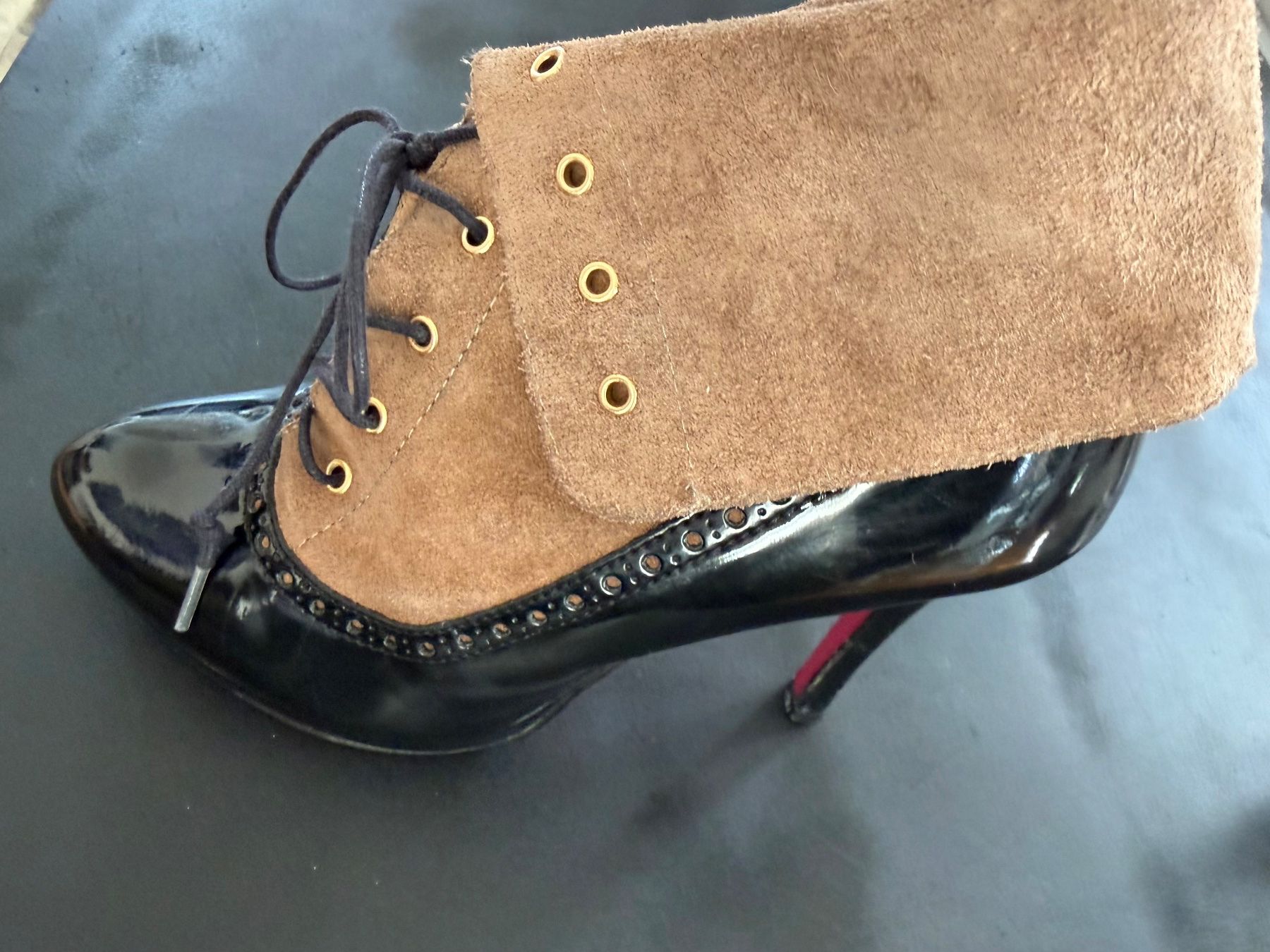 Scarpe da donna: Paire de Bottines vernis et daim – Usato da Vernier venduto da ley_yqh9 2