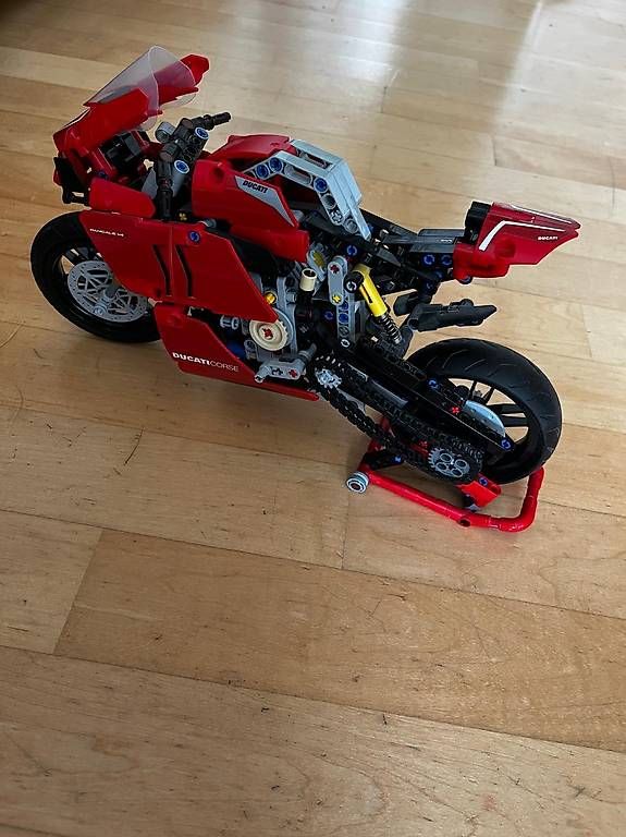 Baukästen: Rotes Lego Technic Motorrad "Ducati Panigale V4R" – Gebraucht aus Männedorf von livingdream 1