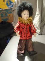 Clown mit Ständer, rotes Oberteil / braune Hosen