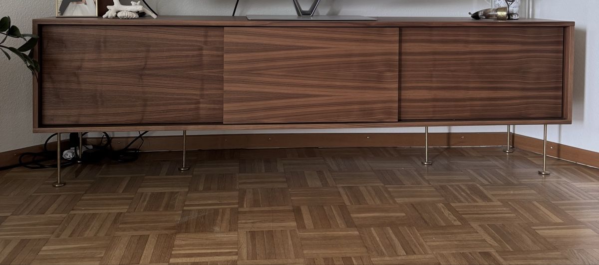 Mobili TV: Sideboard mit Beinen 180 cm, Walnussfarben / Messing – Nuovo (secondo la descrizione) da Zürich venduto da mar_bfx9