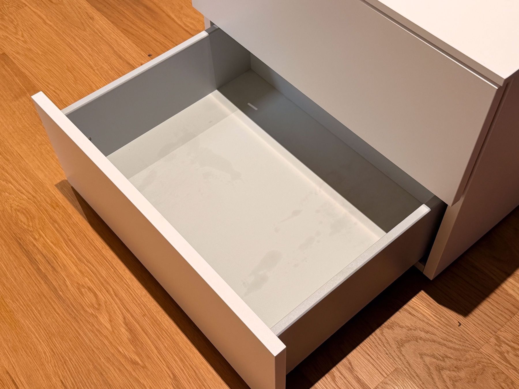Pfister Comodini: Pfister Nachttisch weiss (2 Schubladen) – Usato da Reinach BL venduto da Graphix 3