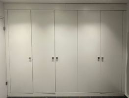 Einbauschrank in weiss mit fünf Türen