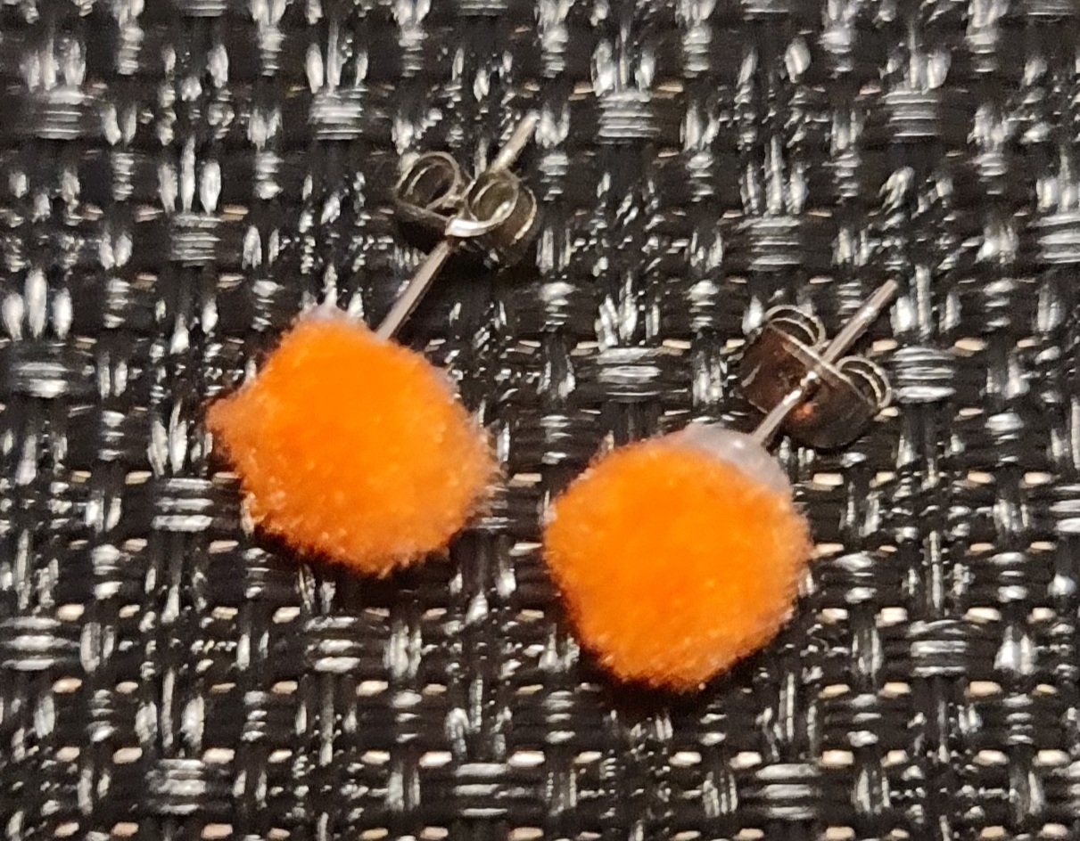 Orecchini pendenti & Orecchini a lobo: Handgemachte PomPom Ohrstecker – Nuovo e nell'imballaggio originale da Grafstal venduto da sel_yil 1