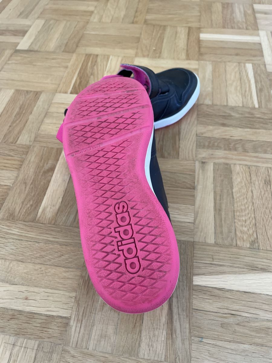 Schuhe für Mädchen: Hallenschuhe Adidas Kinder – Gebraucht aus Pontresina von fla_lx66