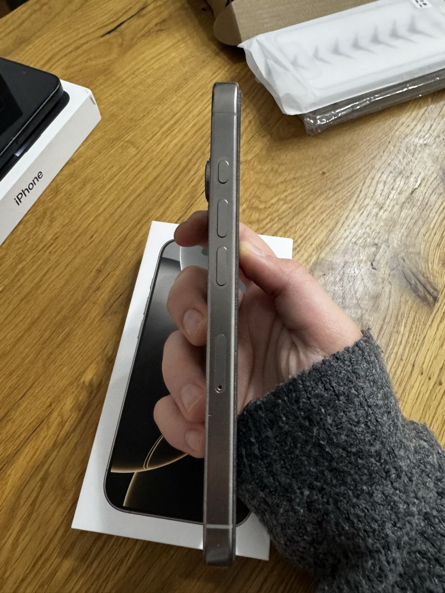 Apple Telefoni cellulari / Smartphones: iPhone 16 Pro Natural Titanium 128 GB mit Panzerglas – Usato da Winterthur venduto da Carbone76 3