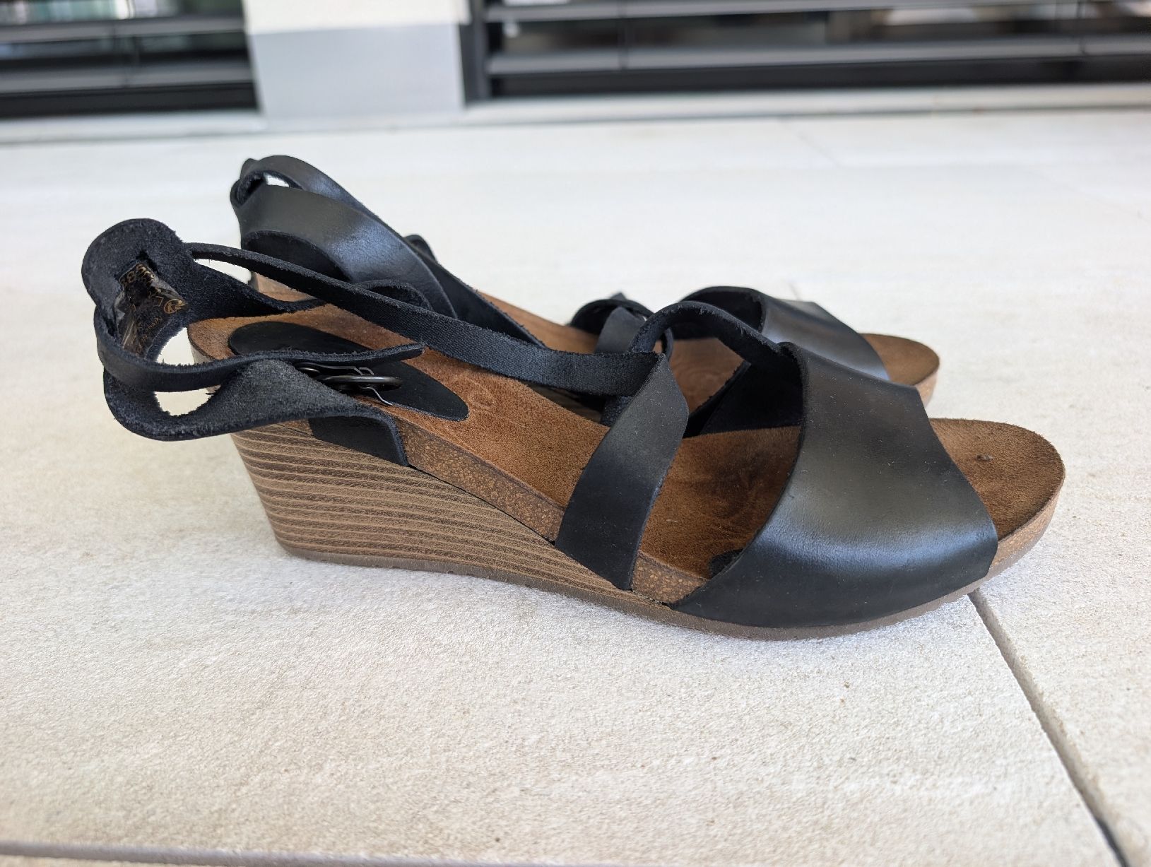 Scarpe da donna: Black leather wedge sandals with ankle straps – Usato da Lachen SZ venduto da joa_rf9n 1