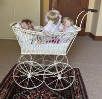 Puppen Wagen mit 4 antiken Pumpen