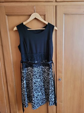 Elegantes Kleid Gr. L schwarz/weiss mit Spitze