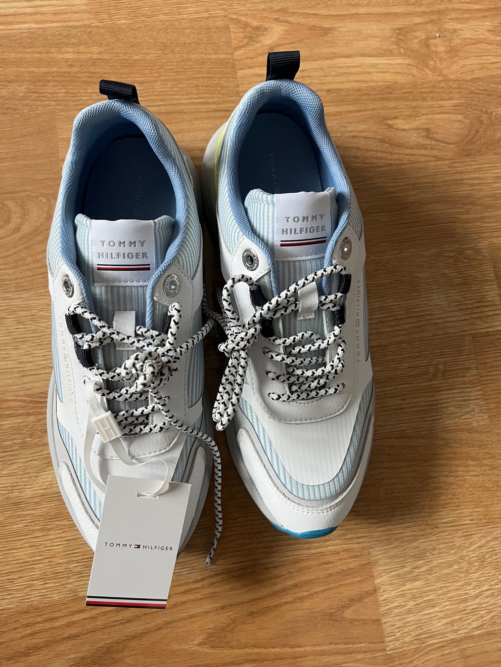 Tommy Hilfiger Damenschuhe: Tommy Hilfiger Sneaker – Neu (gemäss Beschreibung) aus Küsnacht ZH von asc_8wmm 3