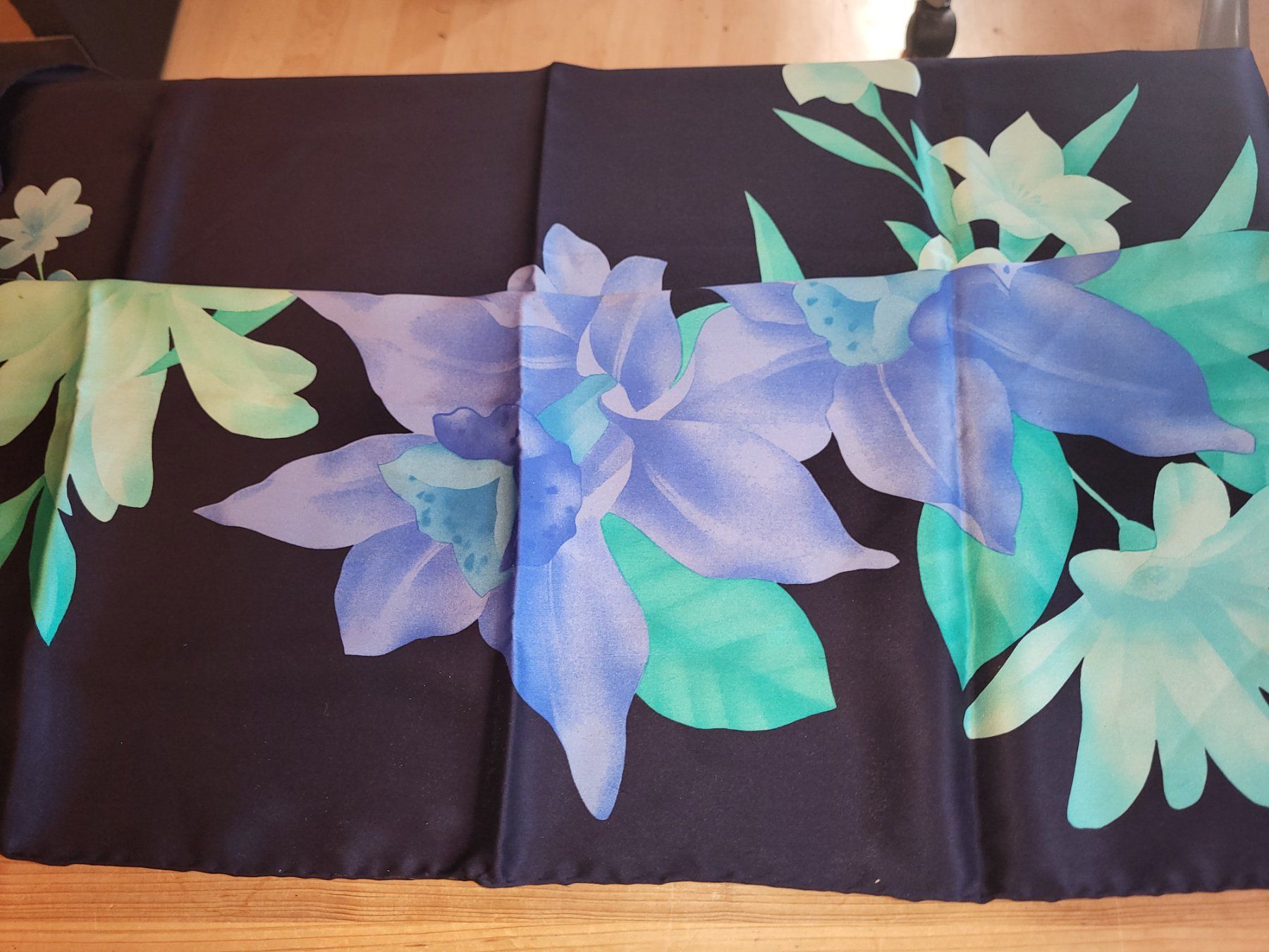 Foulard & Sciarpe: Grosses Foulard mit Blumen – Nuovo (secondo la descrizione) da Guggisberg venduto da Aegertenlehn 3