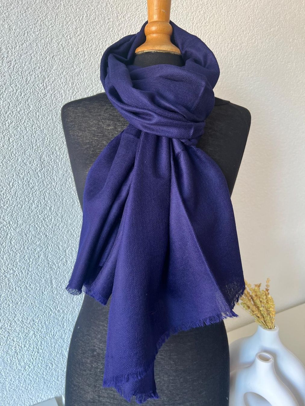 Foulard & Sciarpe: Châle  en cachemire – Violet profond – Nuovo e nell'imballaggio originale da La Chaux-de-Fonds venduto da Luxary.25cachmirepro 3