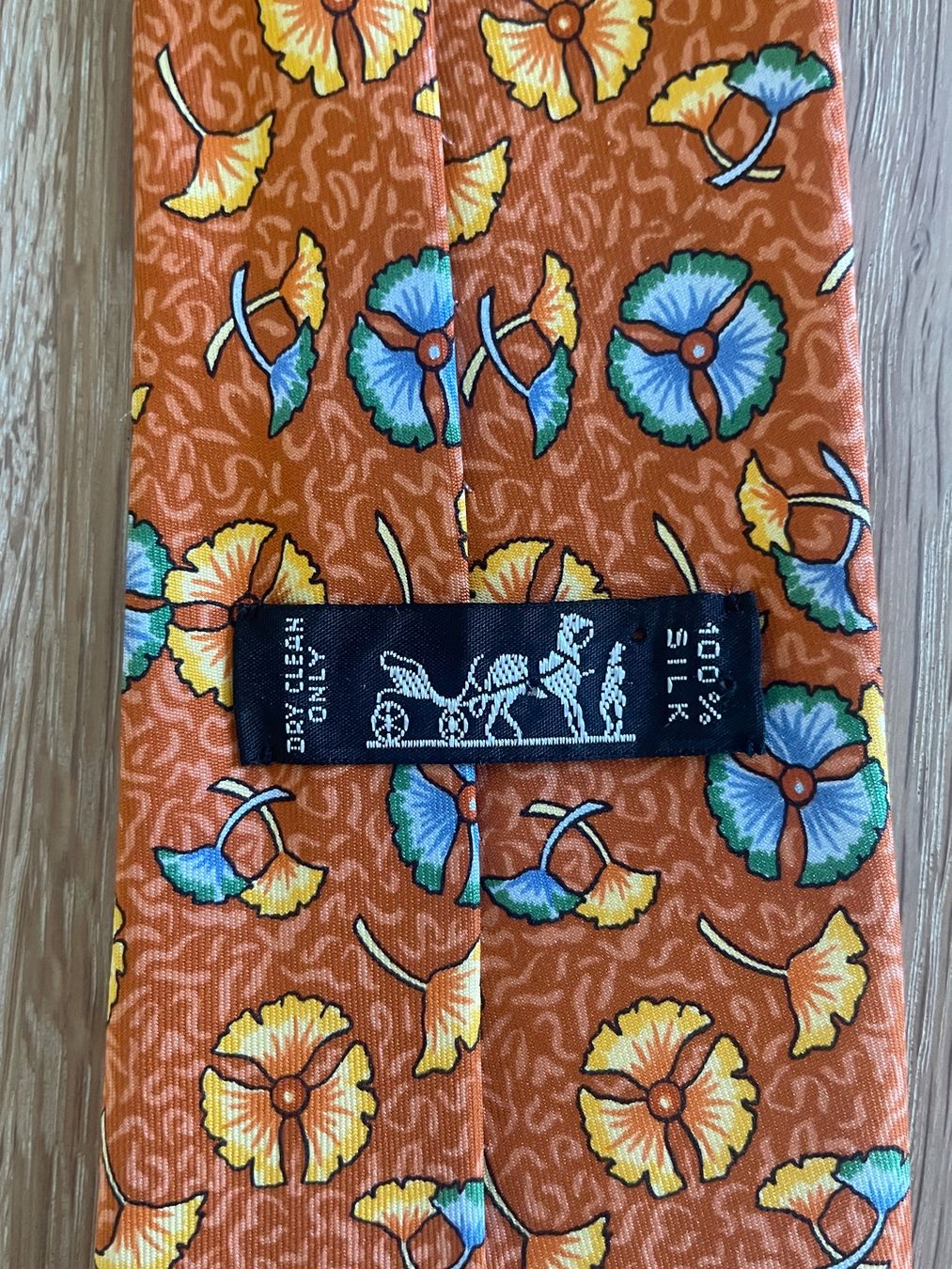 Hermès Krawatten: HERMÈS Seidenkrawatte – Gebraucht aus Hünenberg See von DND5 3