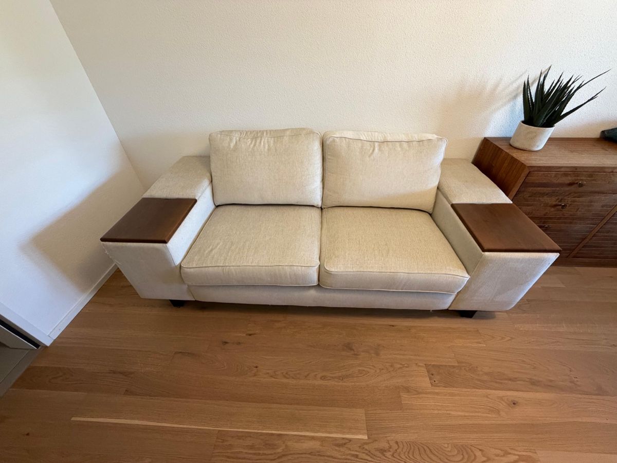 Pfister Sofas: Sofa mit integriertem Stauraum beige 2 Sitzplätze – Gebraucht aus Frick von salomebu