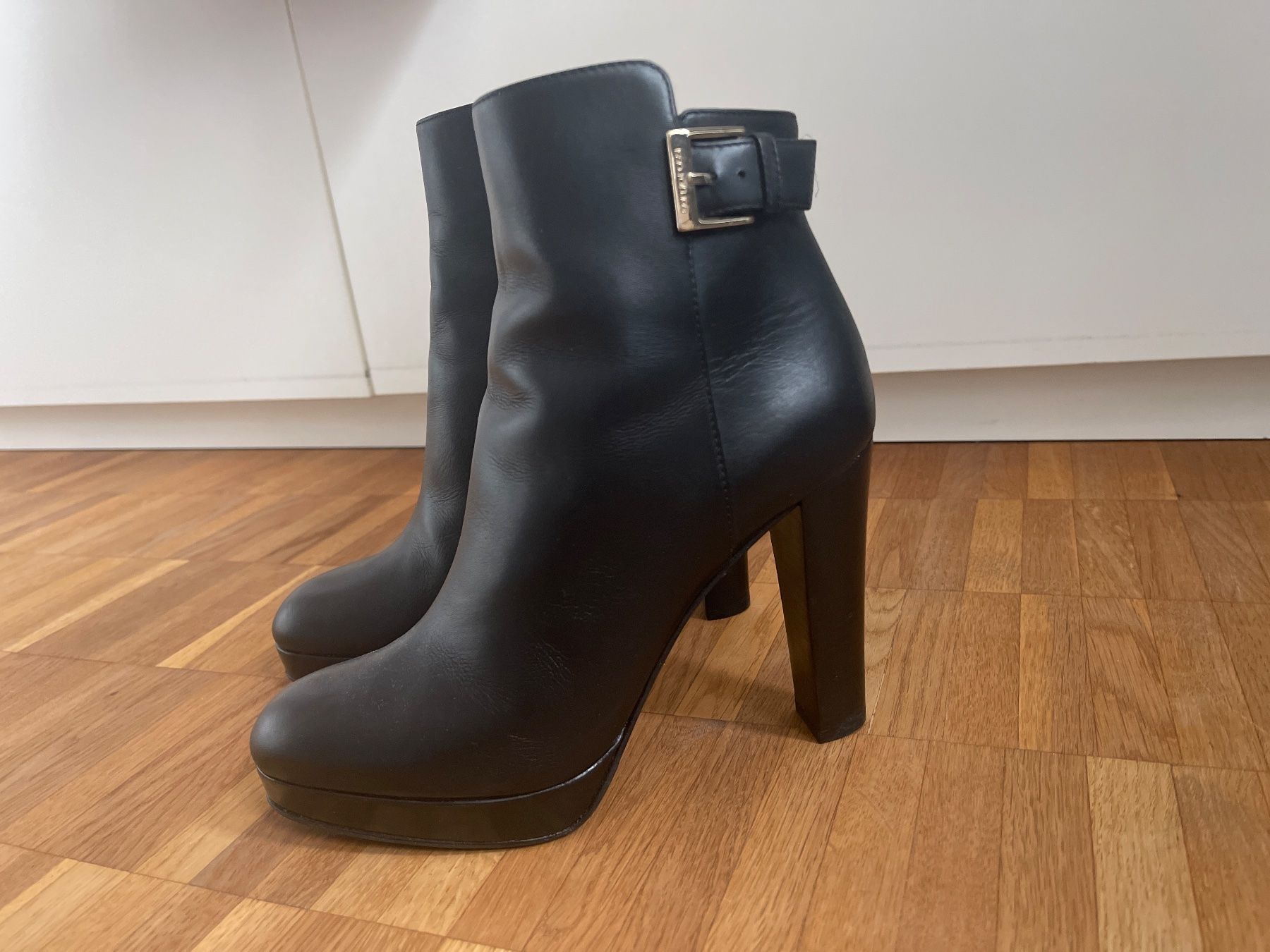 Sergio Rossi Chaussures femmes: Bottine Sergio Rossi black Gr 37.5 – D'occasion à Zürich par happypascha