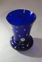 Blaue Glasvase mit Blumenmalerei und schlichter Vergoldung