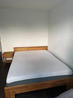 Schönes Bett-Set (inkl. Nachttisch, Matratze & Lattenroste)