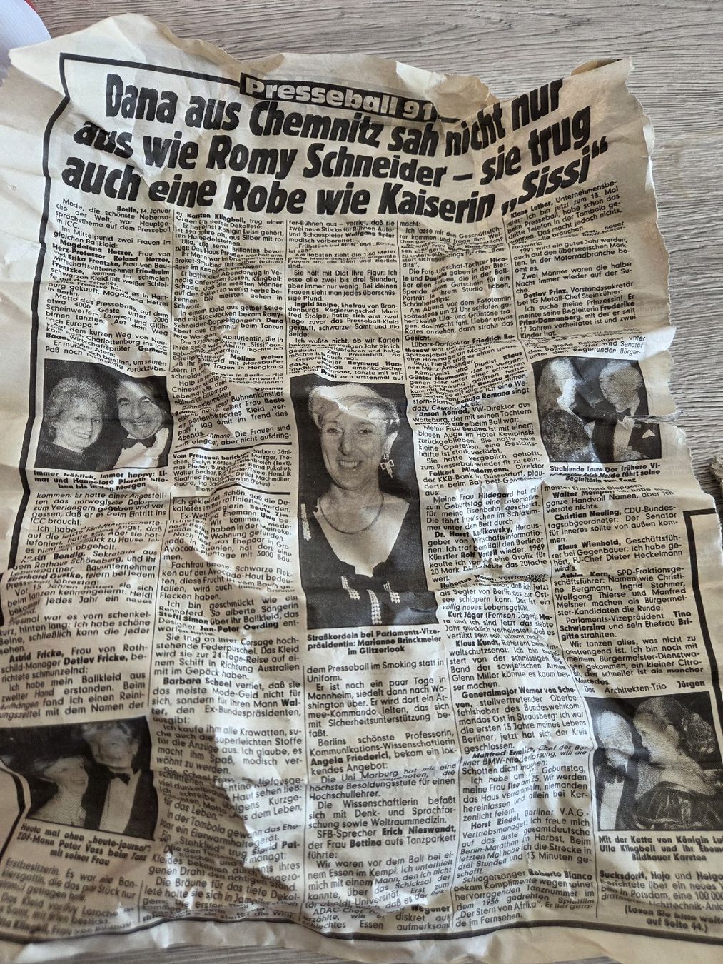 Steine & Dachziegeln: Authentisches Stück Berliner Mauer mit historischer Zeitung  – Gebraucht aus Pieterlen von Bigdan1 2