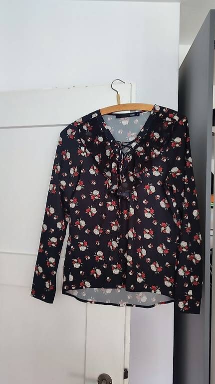 Camicette: Schwarze Bluse mit Blumenmuster / Black flower blouse – Usato da Zürich venduto da aba_6b6j