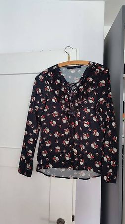 Schwarze Bluse mit Blumenmuster / Black flower blouse