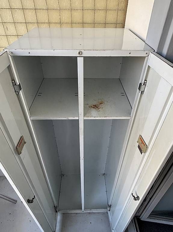 Schränke: Metallschrank abschliessbar, hellgrau  Abholung Basel – Gebraucht aus Basel von Lizzabon 3