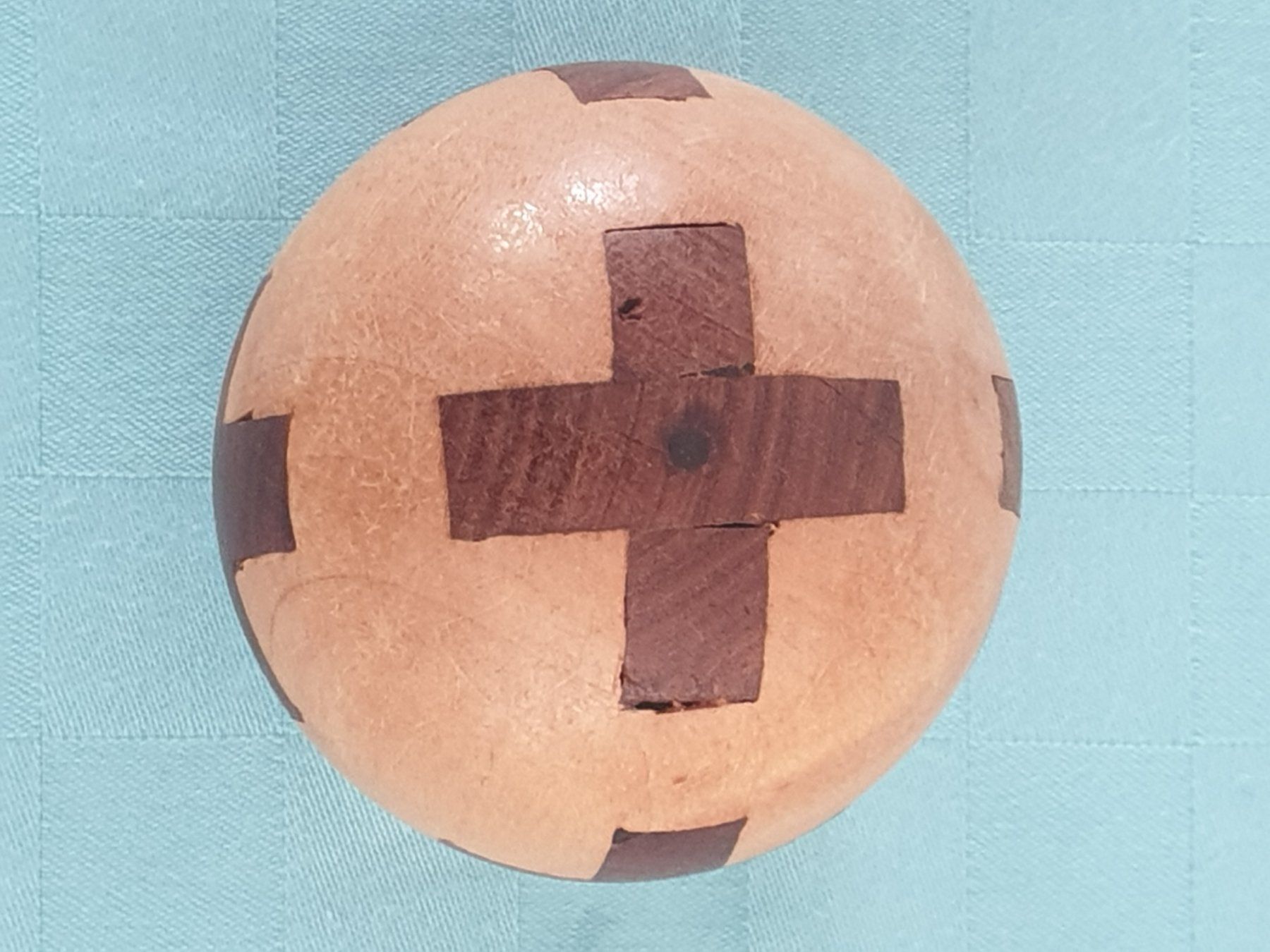 Tutte le decorazioni: Strumpfkugel "Schweizerkreuze" zwei Hölzer – Usato da Mörschwil venduto da spirspi 5