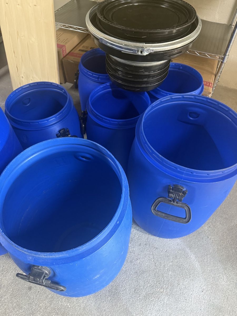 Autres accessoires p. véhicule: Divers tonnneaux en plastique  – D'occasion à Choex par Adri27000 3