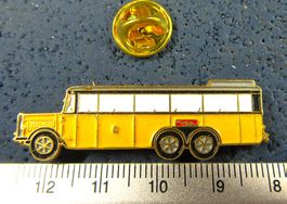 POSTAUTO SCHNAUZER 3ACHSER BUS AUTO PIN GEPRÄGT