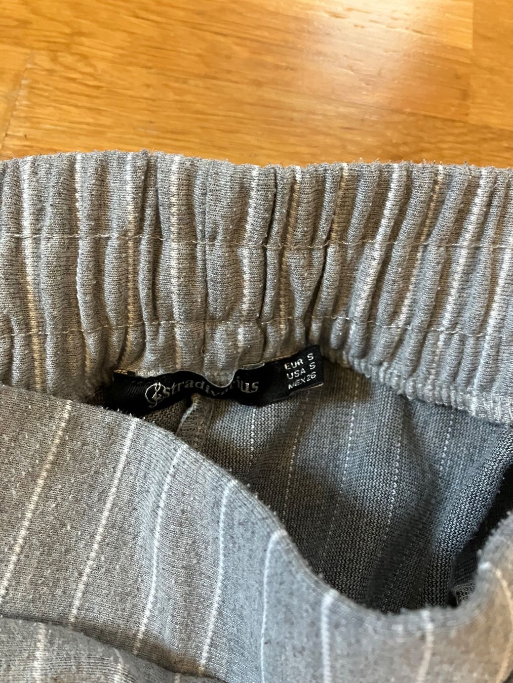 Vero Moda Pantaloni: Zwei Stoffhosen XS - S – Usato da Simplon Dorf venduto da fraueulalia 2