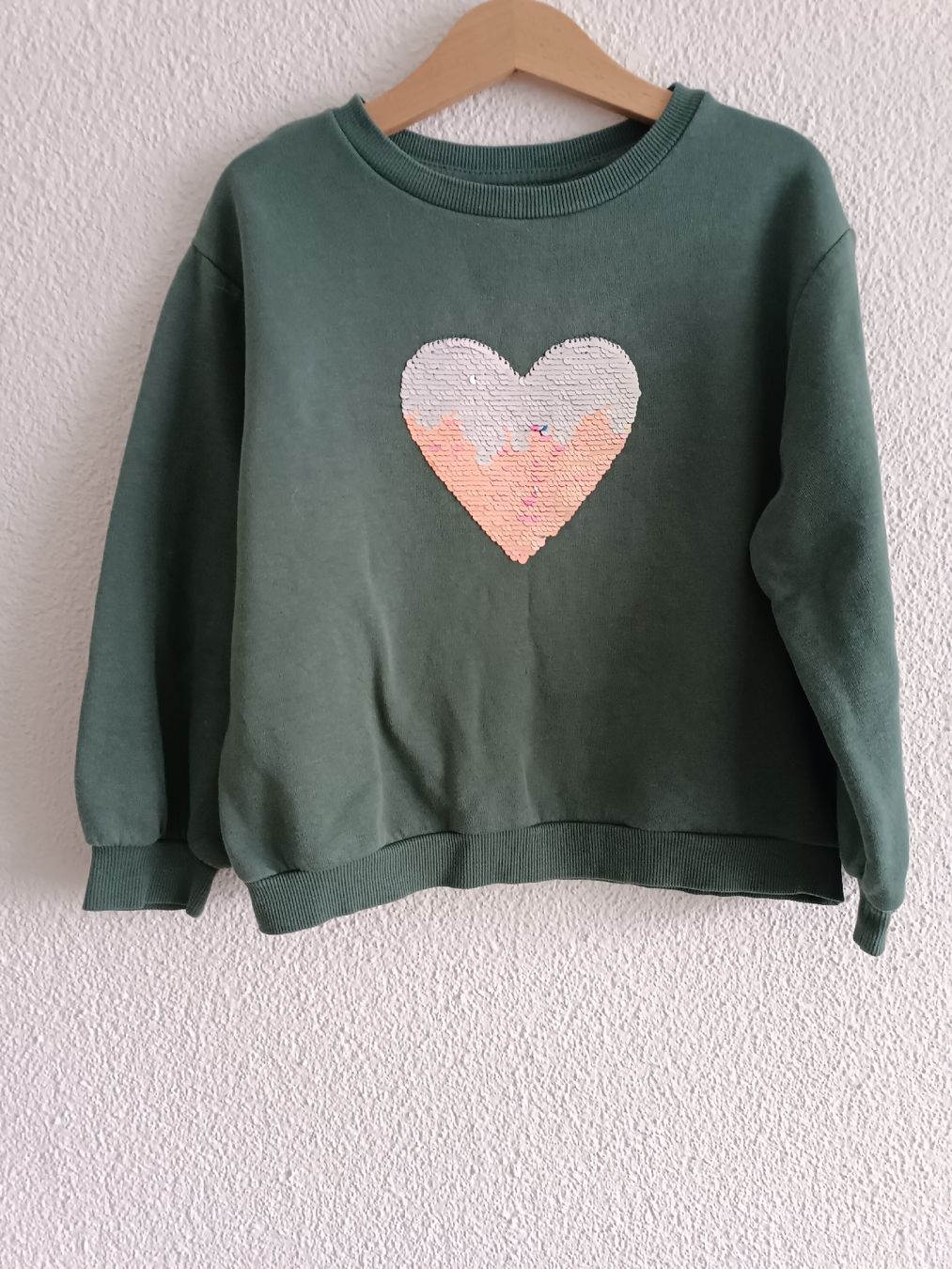 H&M Pulls et sweat-shirts: Pullover Mädchen Gr 116-122 – D'occasion à Binz par julijuli 2