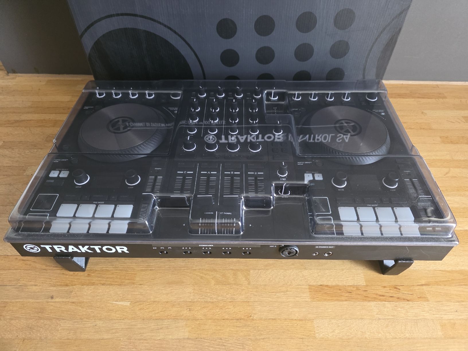 Native Instruments Console di mixaggio: Native Instruments Traktor Kontrol S4 MK3 – Usato da Basel venduto da regnam 2