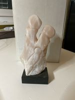 Sculpture pierre rose famille socle noir petite taille