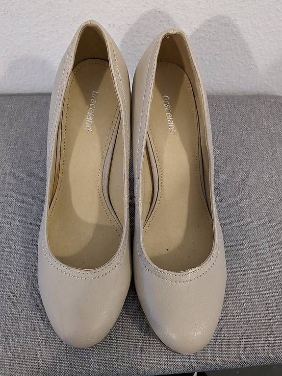 Damenschuhe: Beige Pumps Grösse 38 – Gebraucht aus Stäfa von FloStauf 1