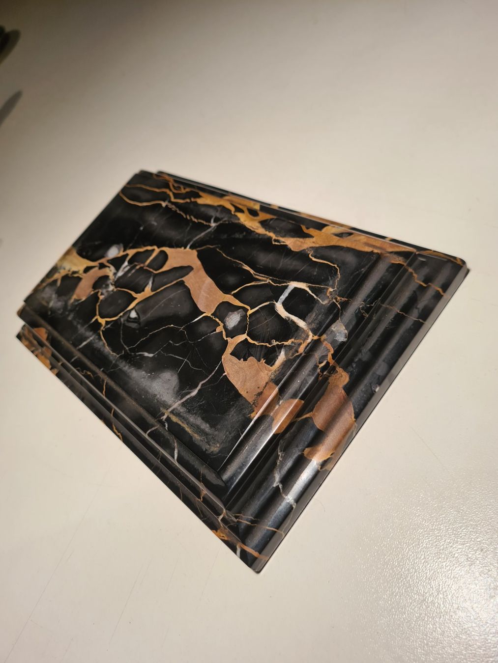 Tutte le decorazioni: Plaque en marbre noir et or, vintage. – Usato da Monthey venduto da 187-zeroo 1