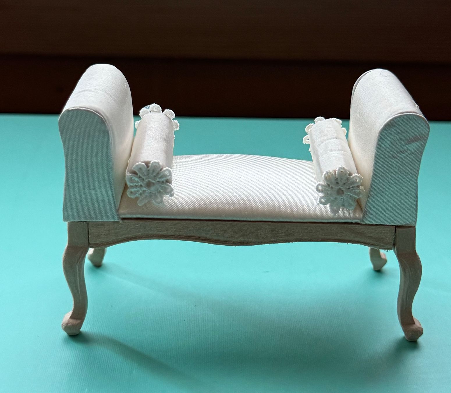 Case e mobili per bambole: Fenstersitz George III England – Nuovo e nell'imballaggio originale da Grabs venduto da Puppestuebli