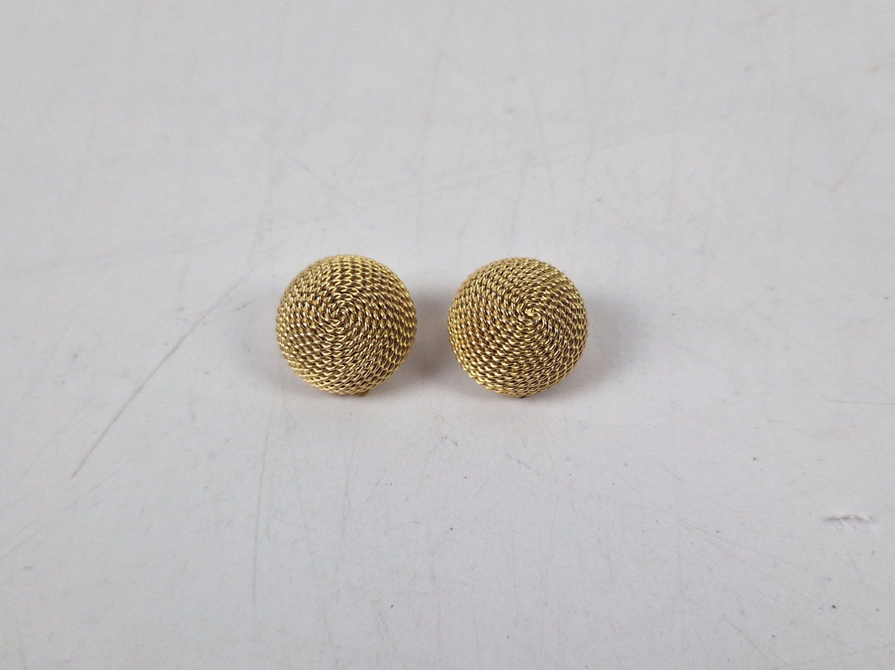 Ohrringe & -stecker: Runde Clip-Ohrringe in Goldfarbe – Gebraucht aus Muhen von Restwert_Muhen