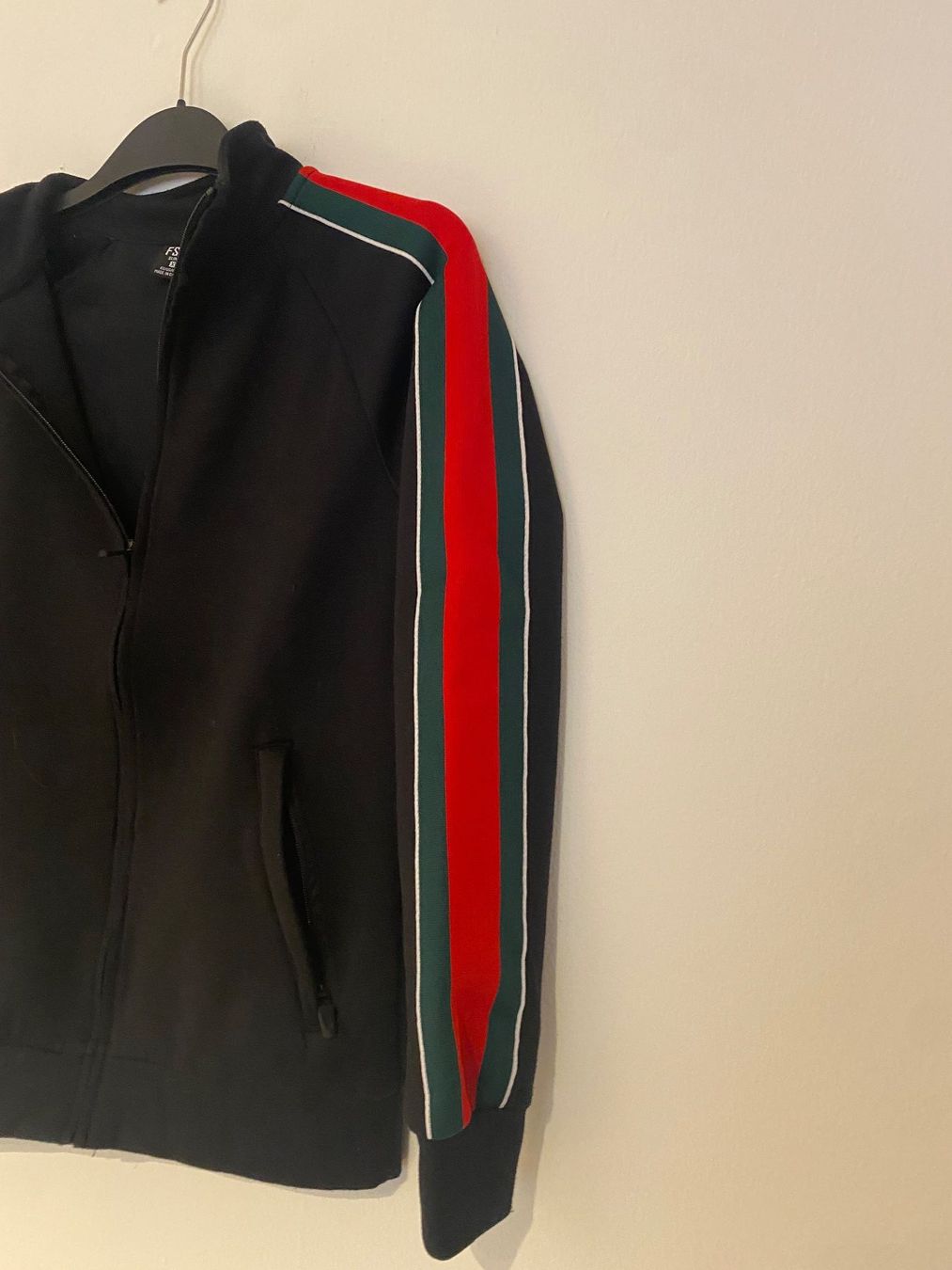 Maglioni & Felpe: Schwarzer Zip Pullover (mit Reissverschluss (Grösse XS) – Usato da Basel venduto da vul_ws96 1