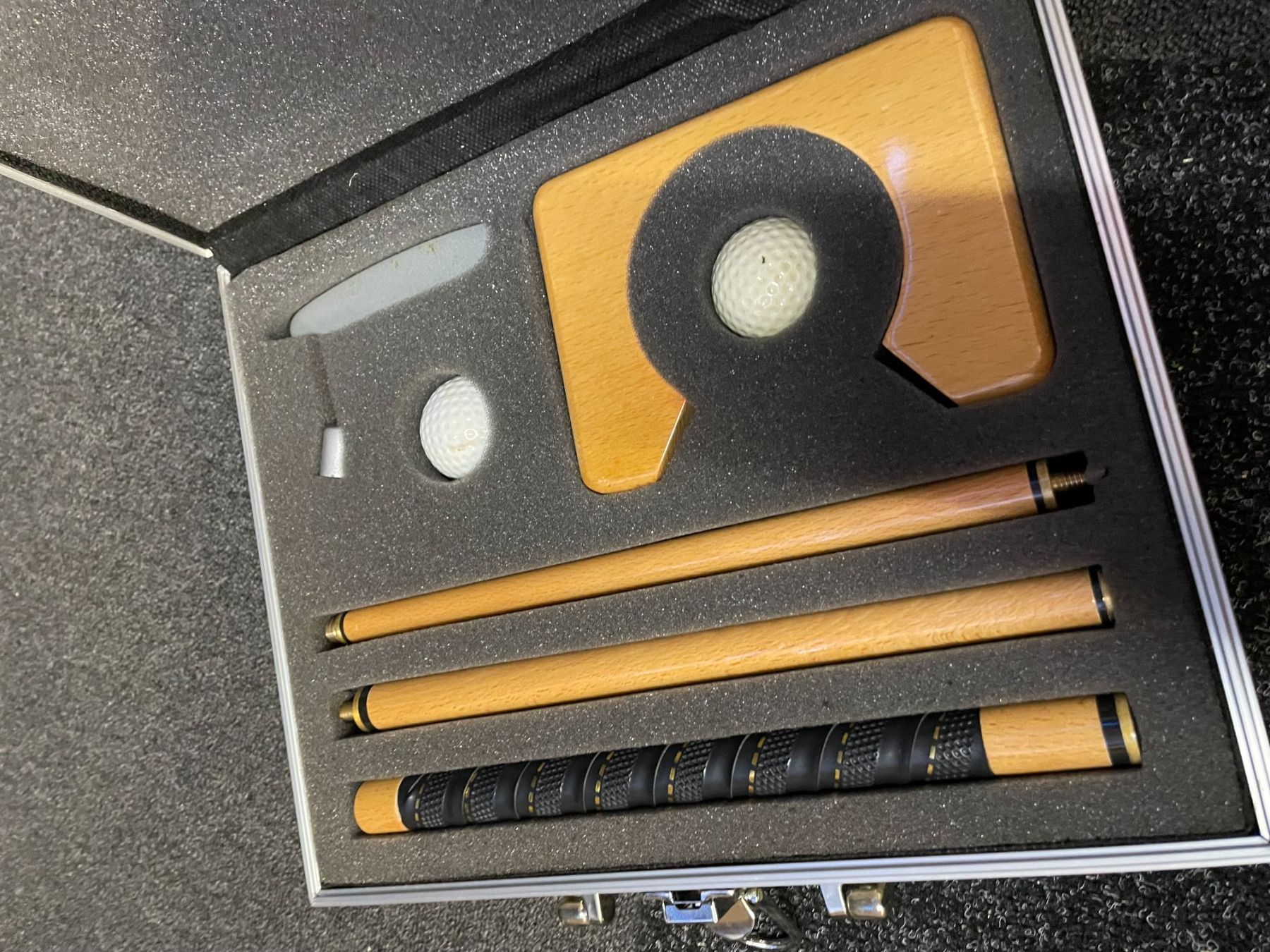 Mazze & Set: Golf Set - für zu Hause oder Unterwegs – Usato da Wabern venduto da carciofo 1