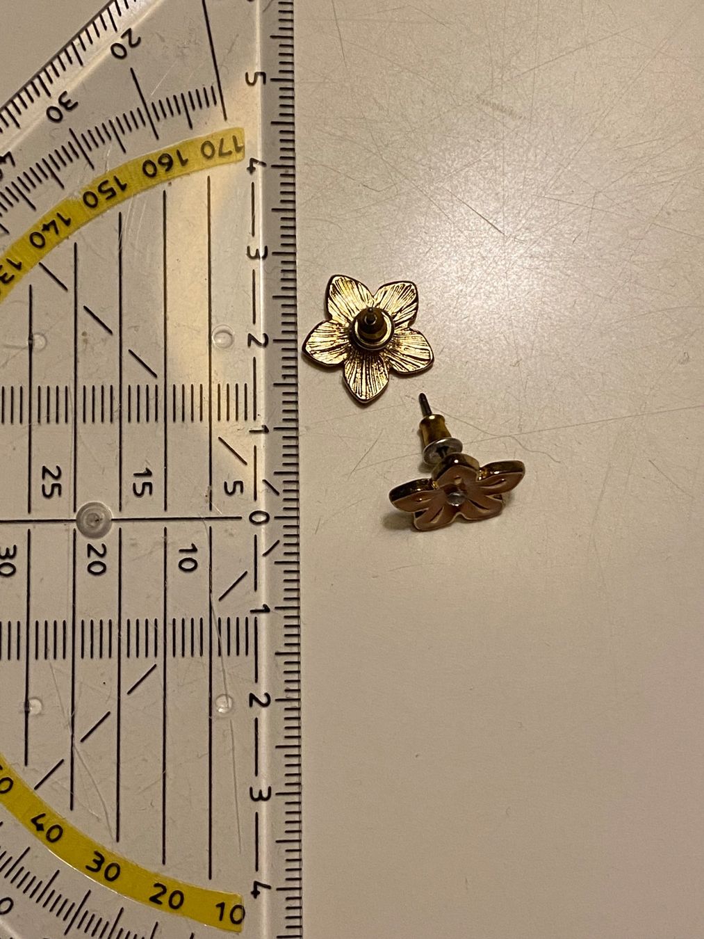Ohrringe & -stecker: Blumen Ohrstecker, rosa/goldfarben – Gebraucht aus Basel von NormaJean01 1