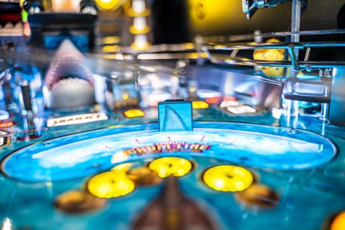 Flipper: Jaws Premium - Flipper-Pinball-Flipperkasten – Nuovo e nell'imballaggio originale da Wettingen venduto da extraball 3