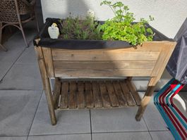 Hochbeet aus Holz mit Ablagefläche gebrauchter Zustand