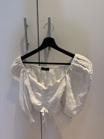 Weisse Bershka Bluse mit Puffärmeln – Gr. XS