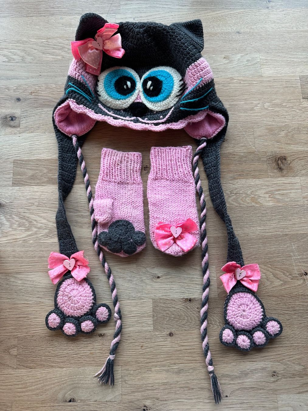 Altro abbigliamento per bambina: Kinder Wintermütze mit Handschuhe im Kätzchen-Look – Usato da Luzern venduto da nad_nf8f