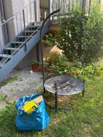 Feuerschale plus Hängerost und ein Packen Holz mit Zündwolle
