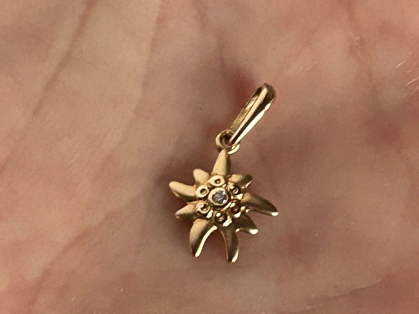 Ciondoli: Anhänger Edelweiss 18 K gold – Usato da Laufen venduto da Bellavitaboom