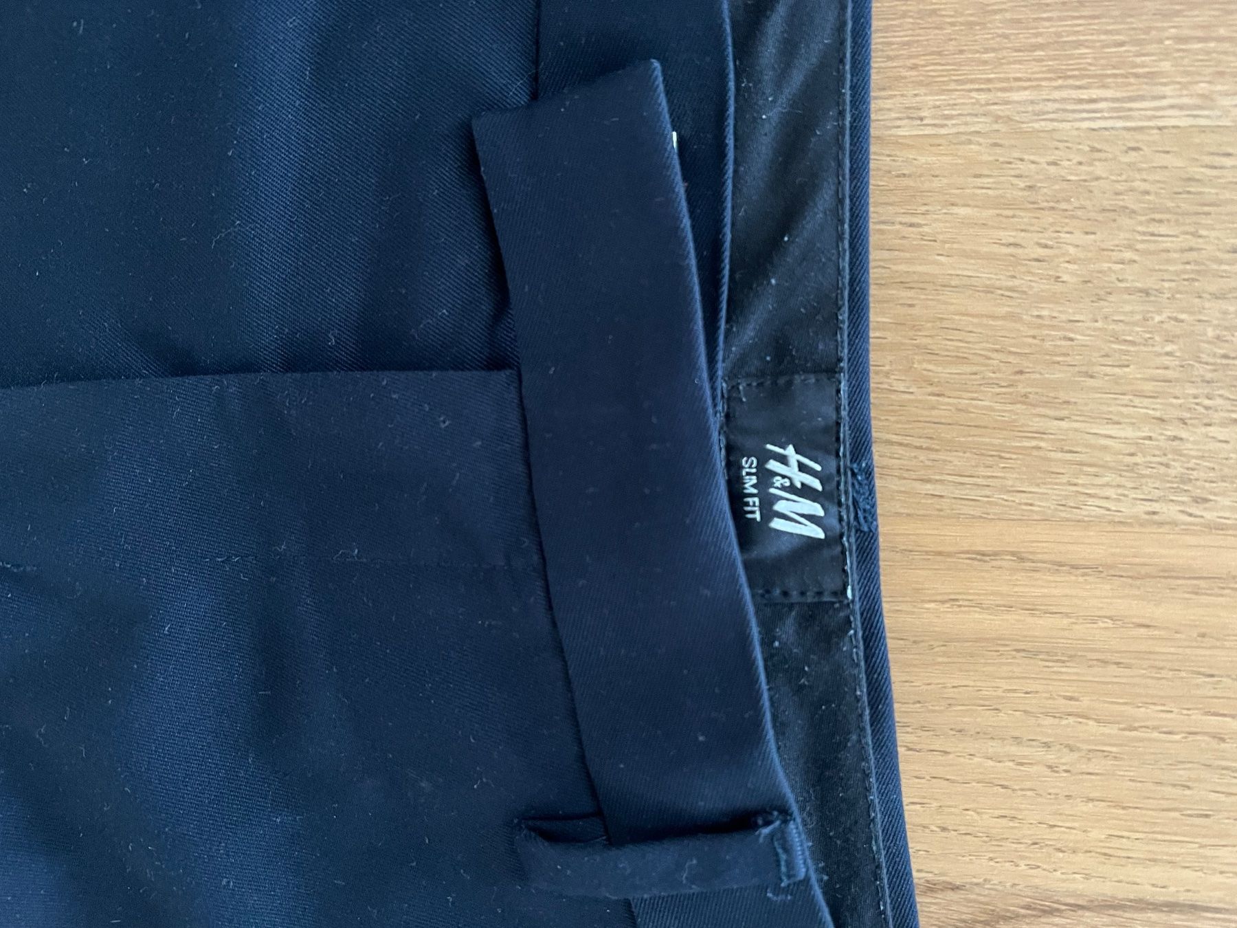 H&M Pantaloni: Dunkelblaue Hose – Usato da Altendorf venduto da wqv_97 2