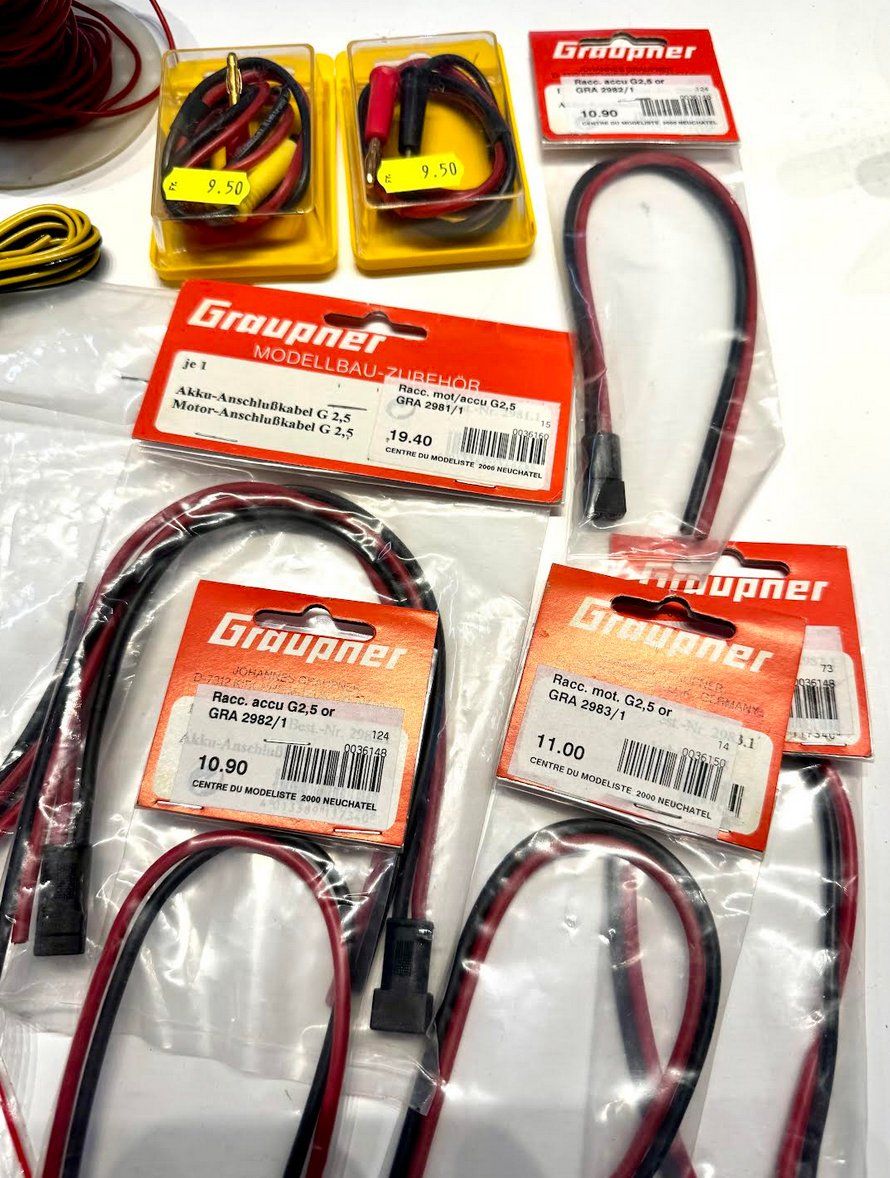 Modellismo RC: Lot de câbles de charge et câbles divers – Usato da Lausanne venduto da Techobby 2