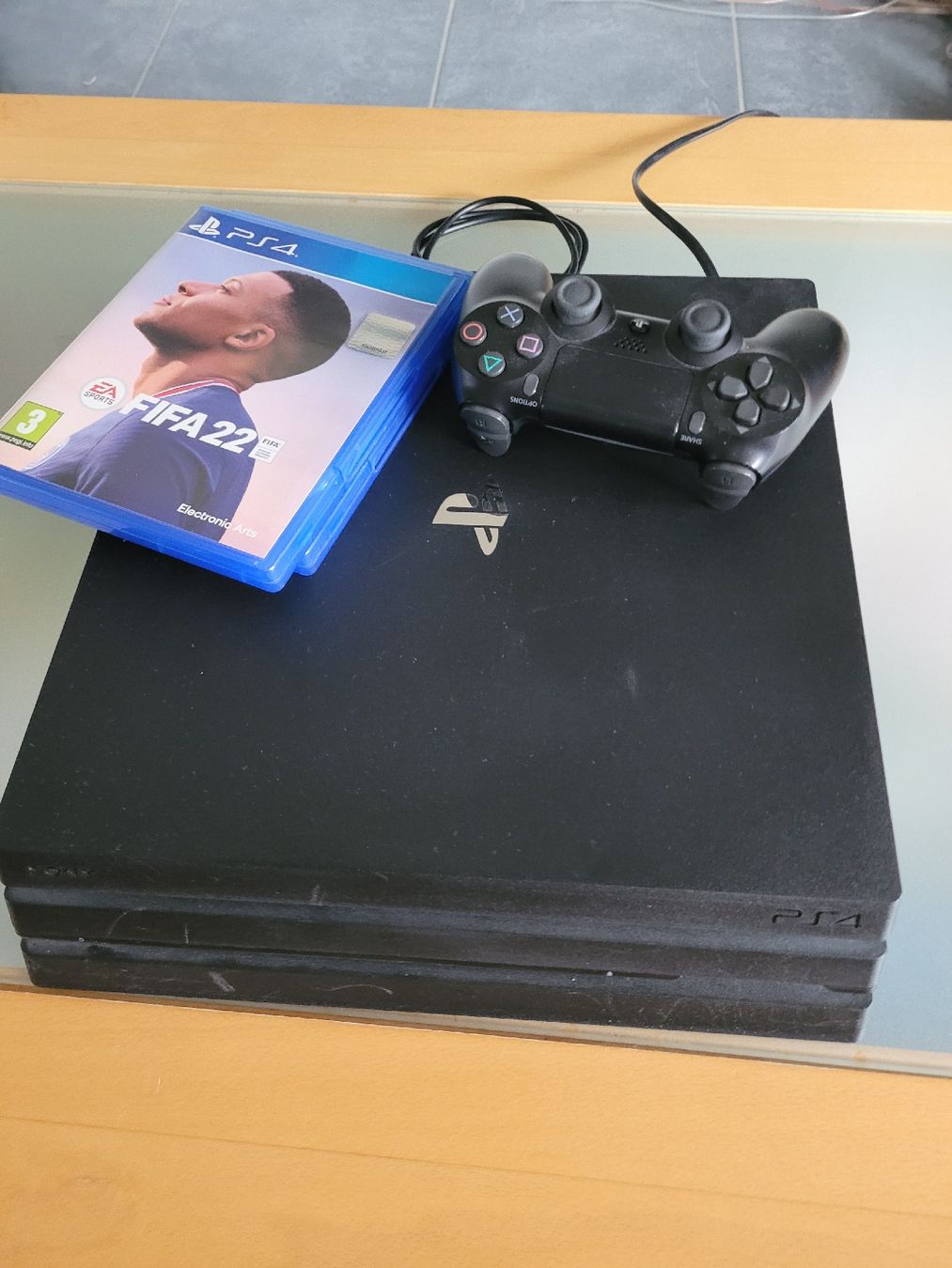 Sony Console: PS4 Pro Konsole 1 TB mit 2 FIFA Spielen und Controller – Usato da Henggart venduto da Allerhand