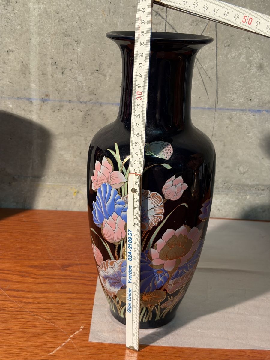 Vasen & Gefässe: Elegant Black Vase with Floral Design – Gebraucht aus Lausanne von vas_mbk2 5